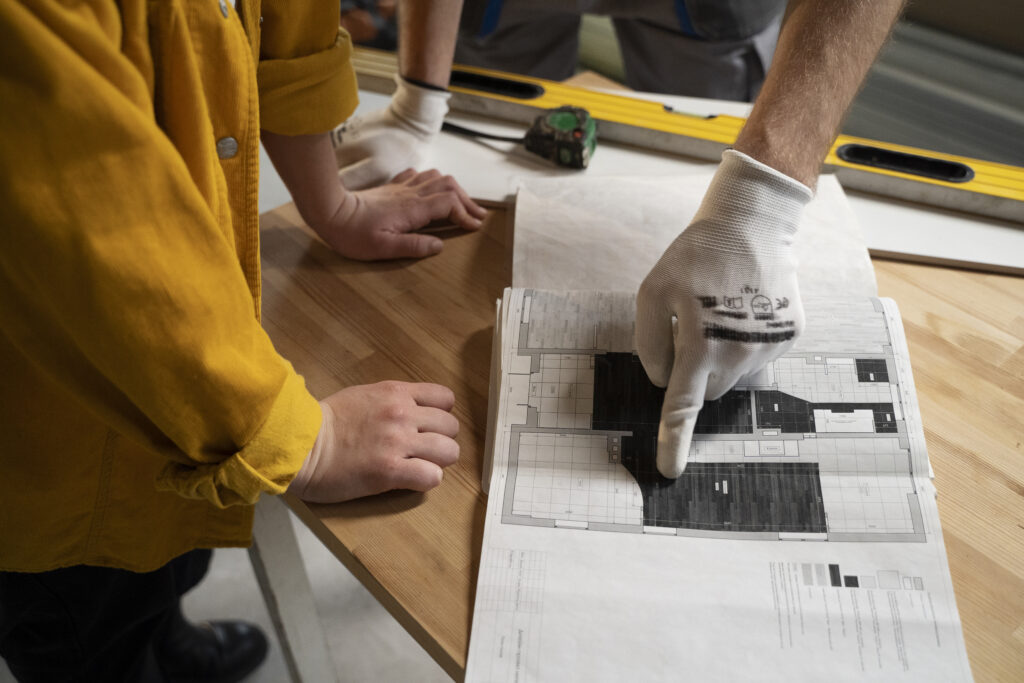 Artisan réalisant des travaux de rénovation clé en main dans une maison